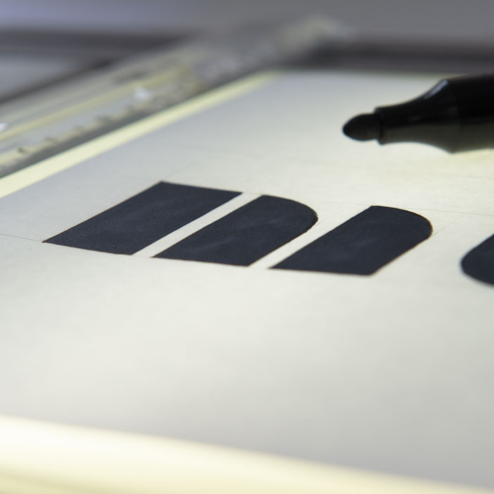 Entstehung eines Logos: Flächen füllen am Leuchtpult